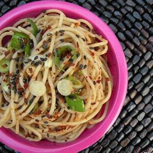 Cách làm mì sốt mè đen