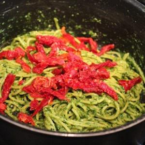 Cách làm mì spaghetti trộn nước sốt cải xoắn