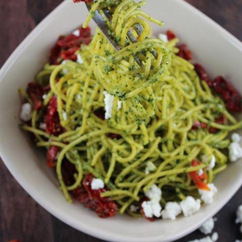 Cách làm mì spaghetti trộn nước sốt cải xoắn