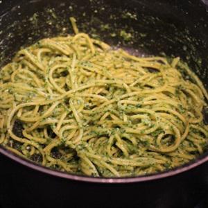 Cách làm mì spaghetti trộn nước sốt cải xoắn