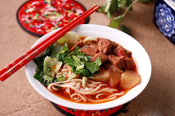 Mì thịt bò hầm nóng hổi