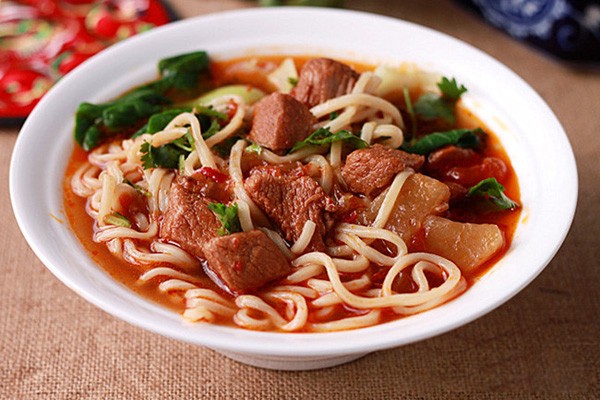 Mì thịt bò hầm nóng hổi