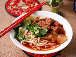 Mì thịt bò hầm nóng hổi