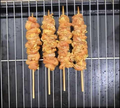 Mì tôm bọc khoai tây chiên mới lạ, giòn tan, ăn thật đã