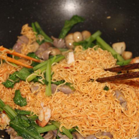 Cách làm mì tôm xào thập cẩm