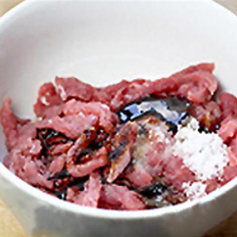 Cách làm mì tôm xào thịt bò phô mai