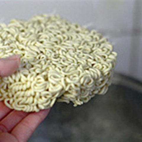 Cách làm mì tôm xào thịt bò phô mai