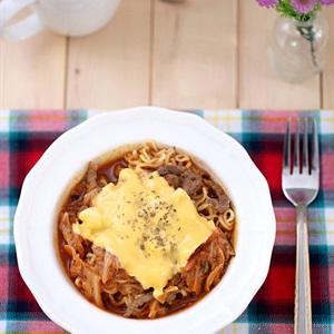 Cách làm mì tôm xào thịt bò phô mai