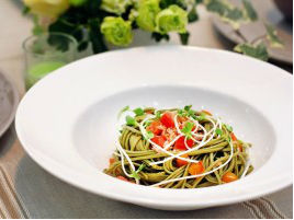 Mì trà xanh sốt cá ngừ