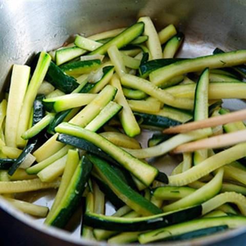 Cách làm mì trộn bí ngòi