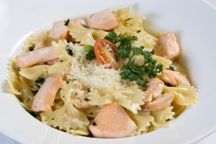 Mì trộn cá hồi