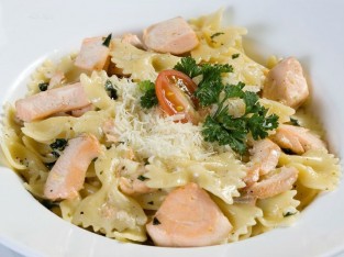 Mì trộn cá hồi