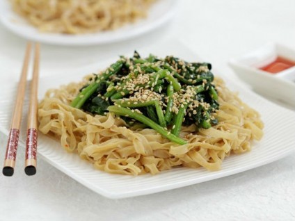 Mì trộn cải bó xôi