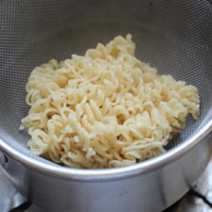 Cách làm mì trộn chua ngọt