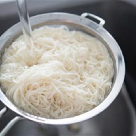 Cách làm mì trộn dưa leo và trứng