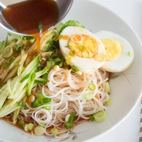 Cách làm mì trộn dưa leo và trứng