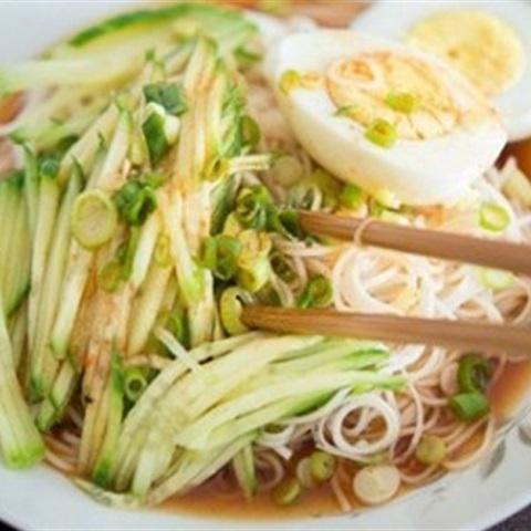Cách làm mì trộn dưa leo và trứng