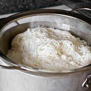 Cách làm mì trộn thịt gà