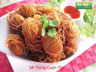 Mì trứng cuộn thịt chiên giòn