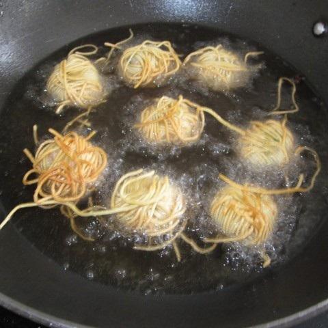 Cách làm mì trứng cuộn thịt