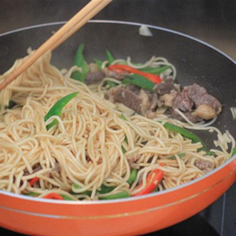 Cách làm mì trứng xào thịt bò