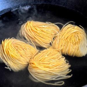 Cách làm mì trứng xào thịt gà