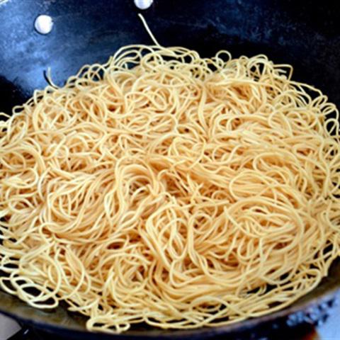 Cách làm mì trứng xào thịt gà