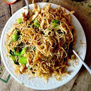 Cách làm mì trứng xào thịt gà