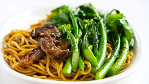 Mì xào bò, cải ngồng cho bữa xế nhanh và tiện lợi