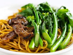 Mì xào bò, cải ngồng cho bữa xế nhanh và tiện lợi