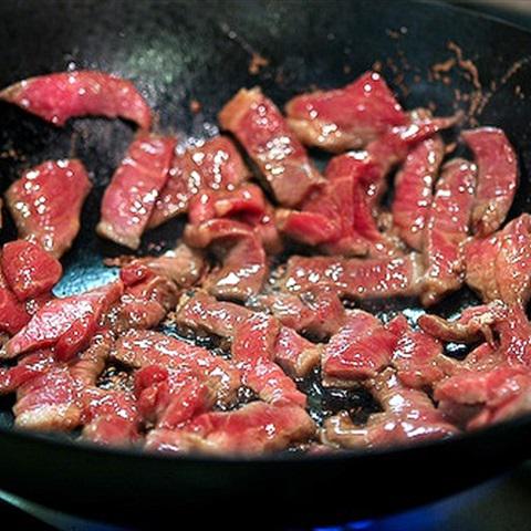 Cách làm mì xào bò rau cải