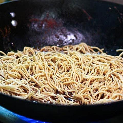 Cách làm mì xào bò rau cải