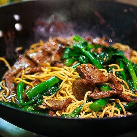 Cách làm mì xào bò rau cải