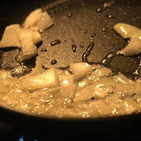 Cách làm mì xào cá hồi kem tươi