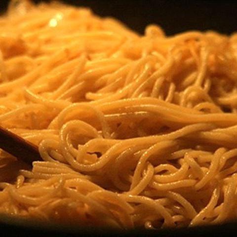 Cách làm mì xào cá hồi kem tươi