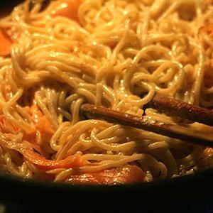 Cách làm mì xào cá hồi kem tươi