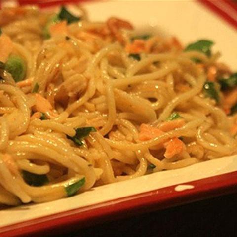 Cách làm mì xào cá hồi kem tươi