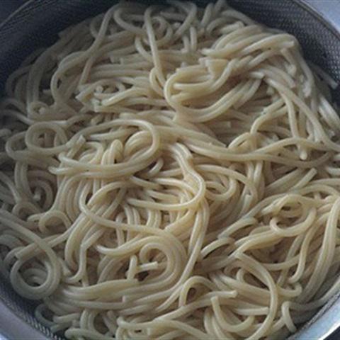 Cách làm mì xào cá hồi kem tươi