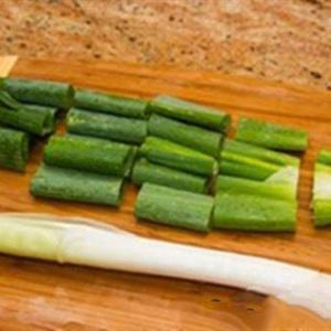 Cách làm mì xào cá hồi kem tươi