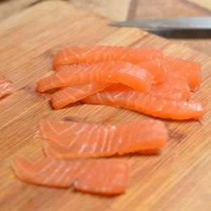 Cách làm mì xào cá hồi kem tươi