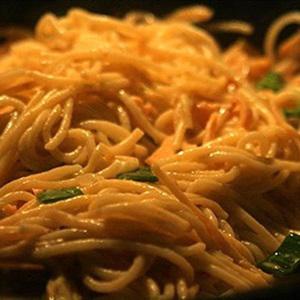 Cách làm mì xào cá hồi kem tươi