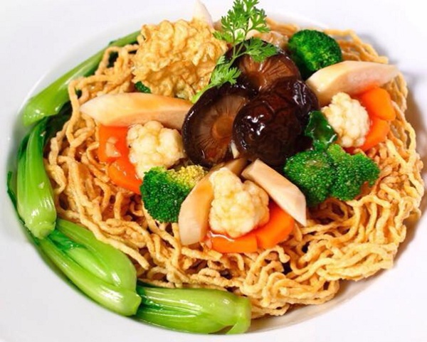Mì xào giòn chay hấp dẫn cho ngày rằm