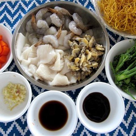 Cách làm mì xào giòn hải sản