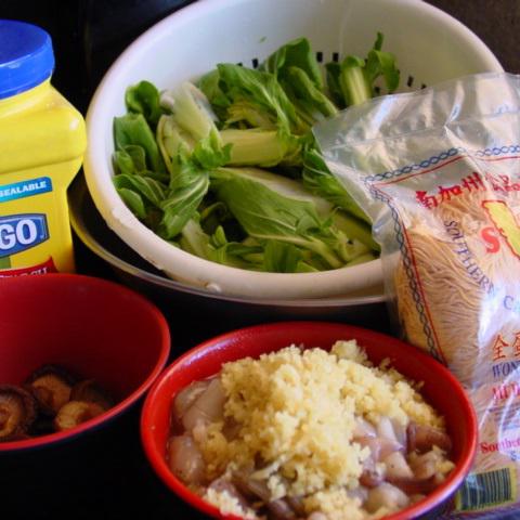 Cách làm mì xào giòn tôm rau