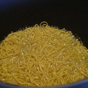 Cách làm mì xào giòn tôm rau