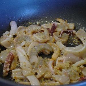 Cách làm mì xào giòn tôm rau