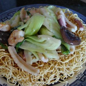 Cách làm mì xào giòn tôm rau