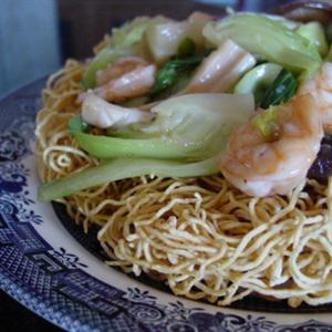 Cách làm mì xào giòn tôm rau