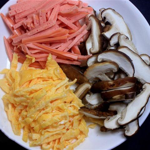 Cách làm mì xào nấm hương