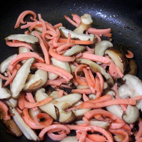 Cách làm mì xào nấm hương